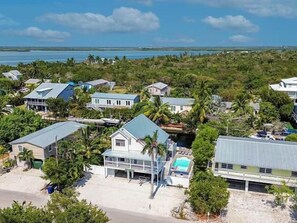 A coastal residential area with houses, a swimming pool, and a beach. - Paradise Calling Florida (Monroe County)