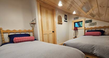Camp Jay Cloud - Views of the slopes! 4 bedroom 2 bath
VAST trails!