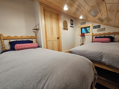 Camp Jay Cloud - Views of the slopes! 4 bedroom 2 bath 
VAST trails!
