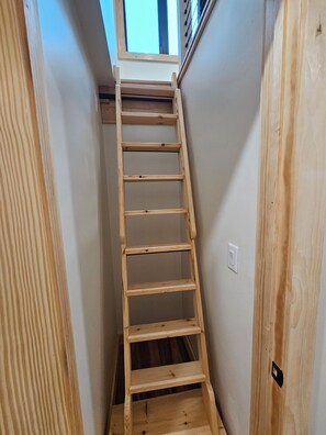 Escalfament de fusta en un passadís estret amb un òcul a la part superior.