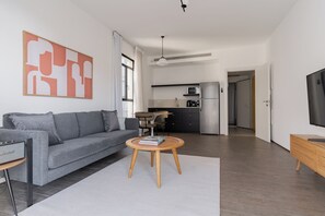 Living area - Blueground at Old North, New Building, Balcony (Tel Aviv-Yafo)