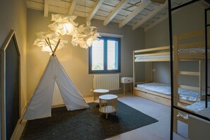 A room with a bunk bed, a tent, and two small round tables. - Detached house with a garden and pool in Candeleda: Casa Vettonia (Candeleda)