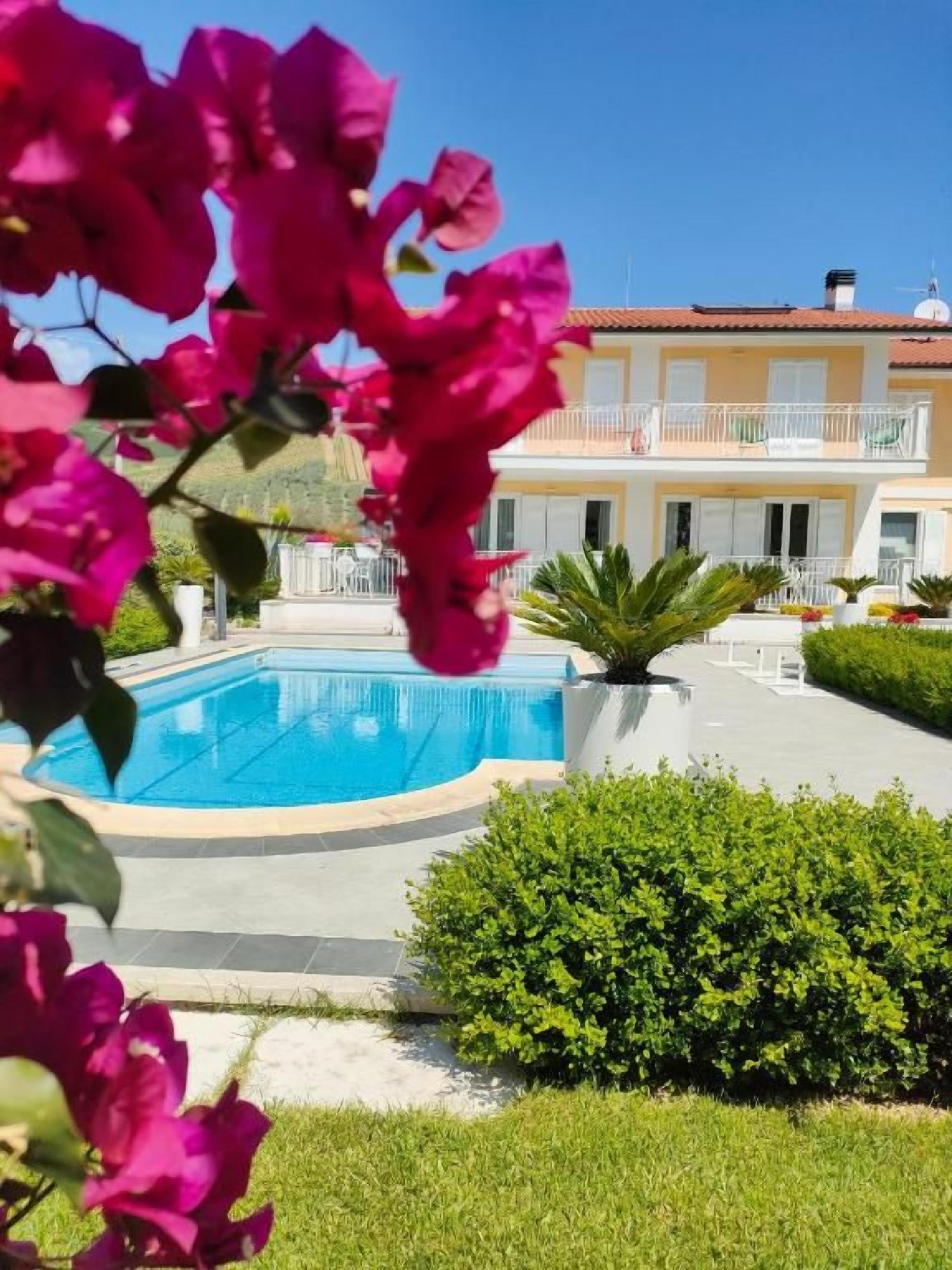 Piscina externa sazonal, guarda-sóis, espreguiçadeiras
