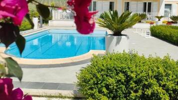 Piscina externa sazonal, guarda-sóis, espreguiçadeiras