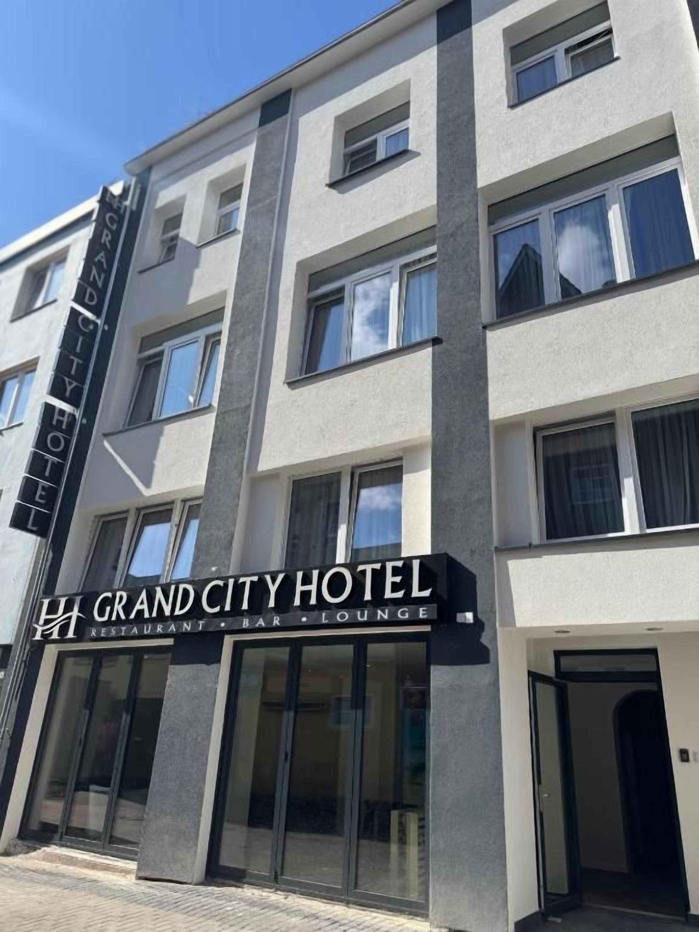 Ein mehrstöckiges Hotel mit einem Schild, das einen Restaurant-, Bar- und Loungebereich anzeigt.