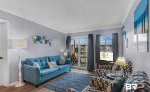 Living area - Golden Sunsets - 2 Bed, Pool, Beach, Fun (Gulf Shores)