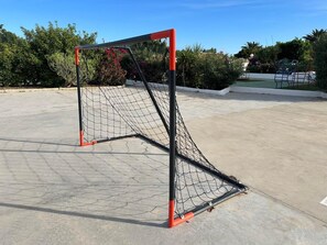 A soccer goal with a net, surrounded by a concrete surface and greenery. - Villa Sabina, Golf del Sur (San Miguel de Abona)