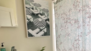 Unclassified image, 2 of 18, button - Charming 2-bedroom cottage with AC in Westbrook (Westbrook)
