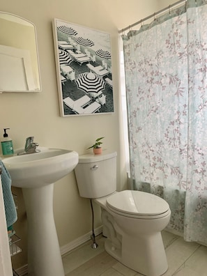 Bathroom - Charming 2-bedroom cottage with AC in Westbrook (Westbrook)