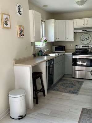 Private kitchen - Charming 2-bedroom cottage with AC in Westbrook (Westbrook)