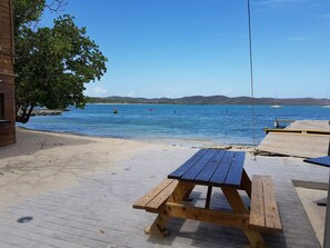 Eine Holterrasse mit Picknicktisch und Blick aufs Meer.