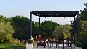 A swimming pool with a pergola and outdoor furniture. - Apartment 'Casa Oliveira' with Mountain View, Wi-Fi and Air Conditioning (Melides)