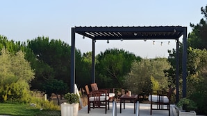 A swimming pool with a pergola and outdoor furniture. - Apartment 'Casa Laranjeira' with Mountain View, Wi-Fi and Air Conditioning (Melides)
