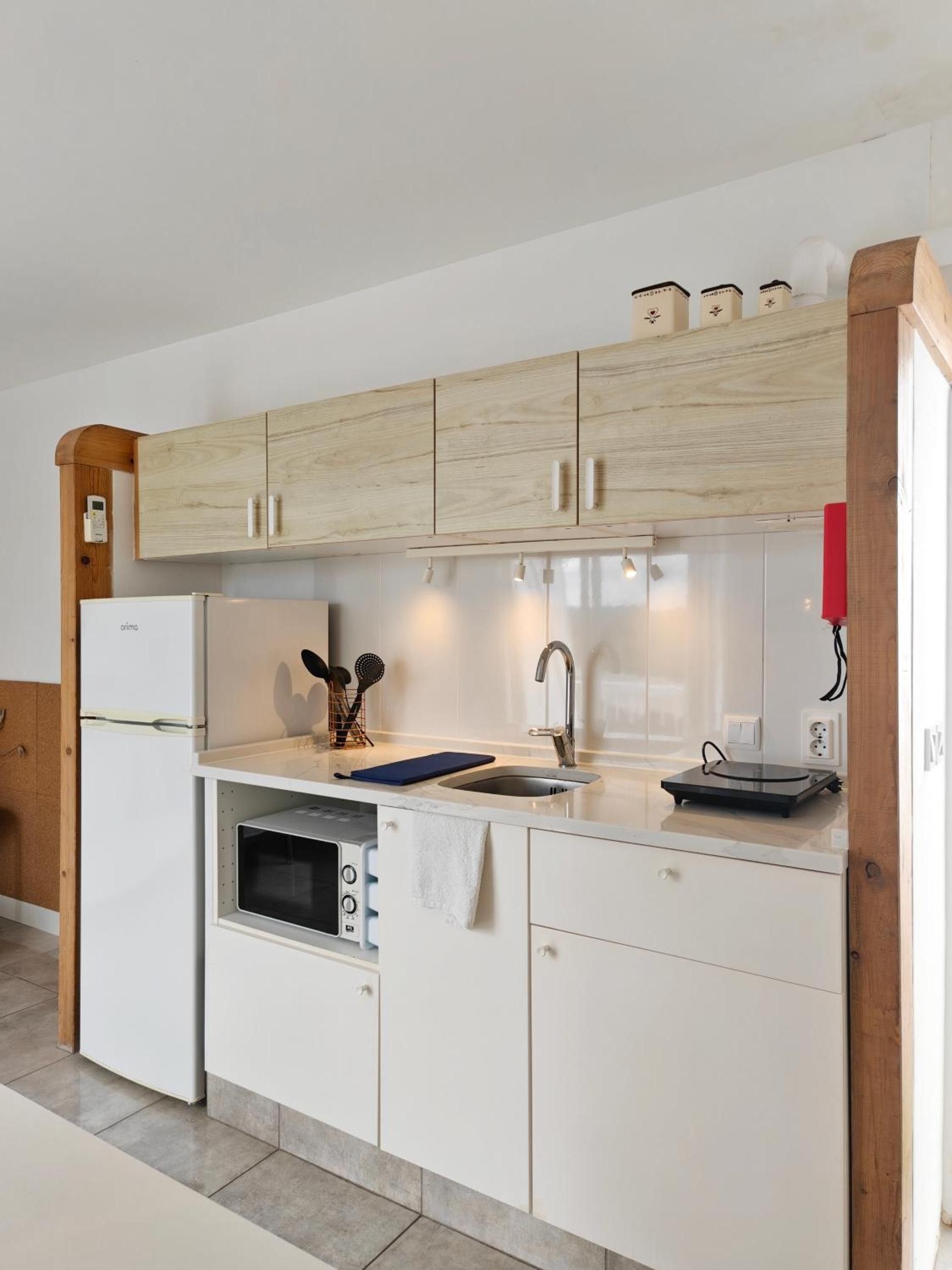 Coffee/tea maker, fridge, microwave, stovetop