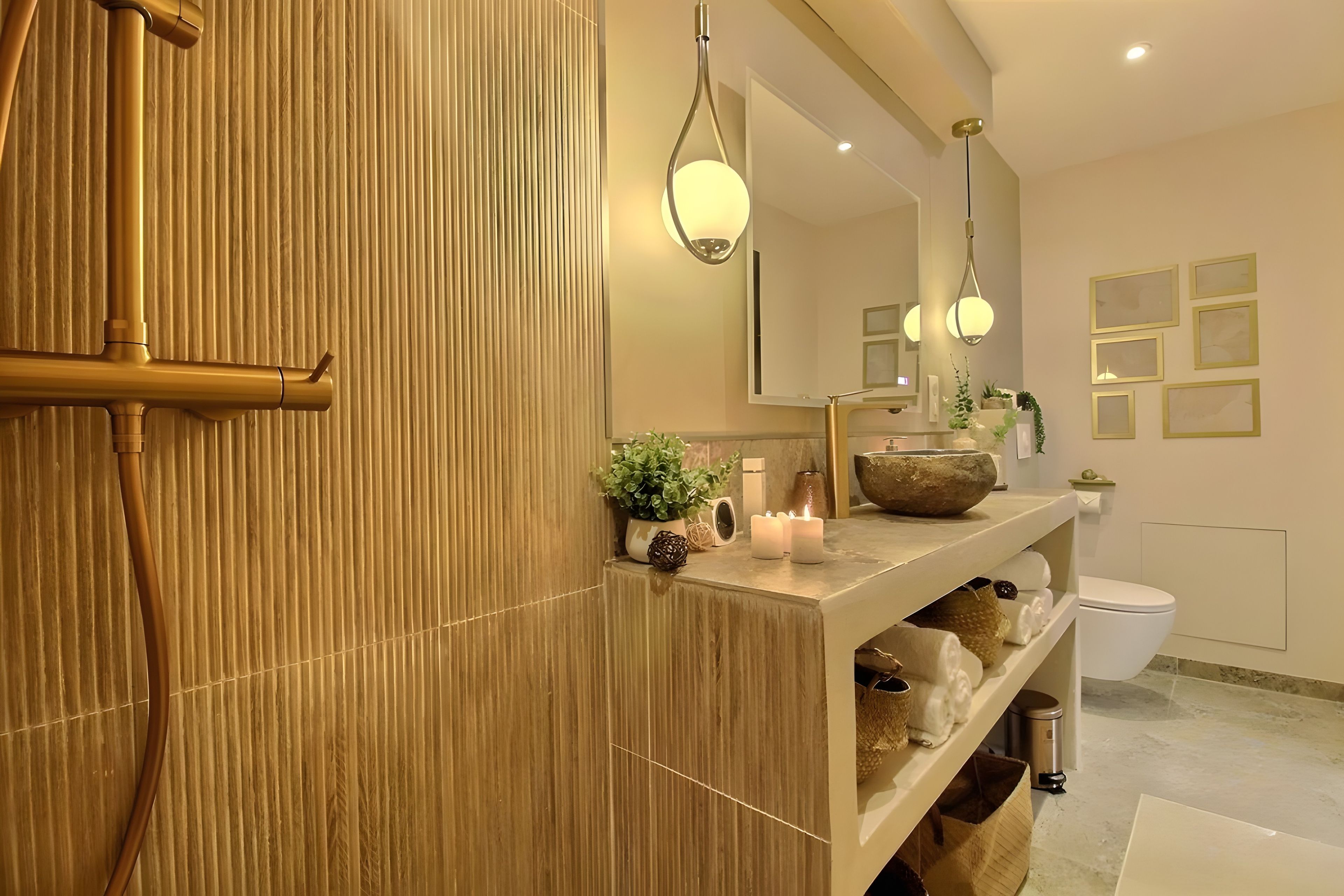 Une salle de bain moderne avec un mur en bambou, un grand miroir et un meuble-lavabo avec un vasque.