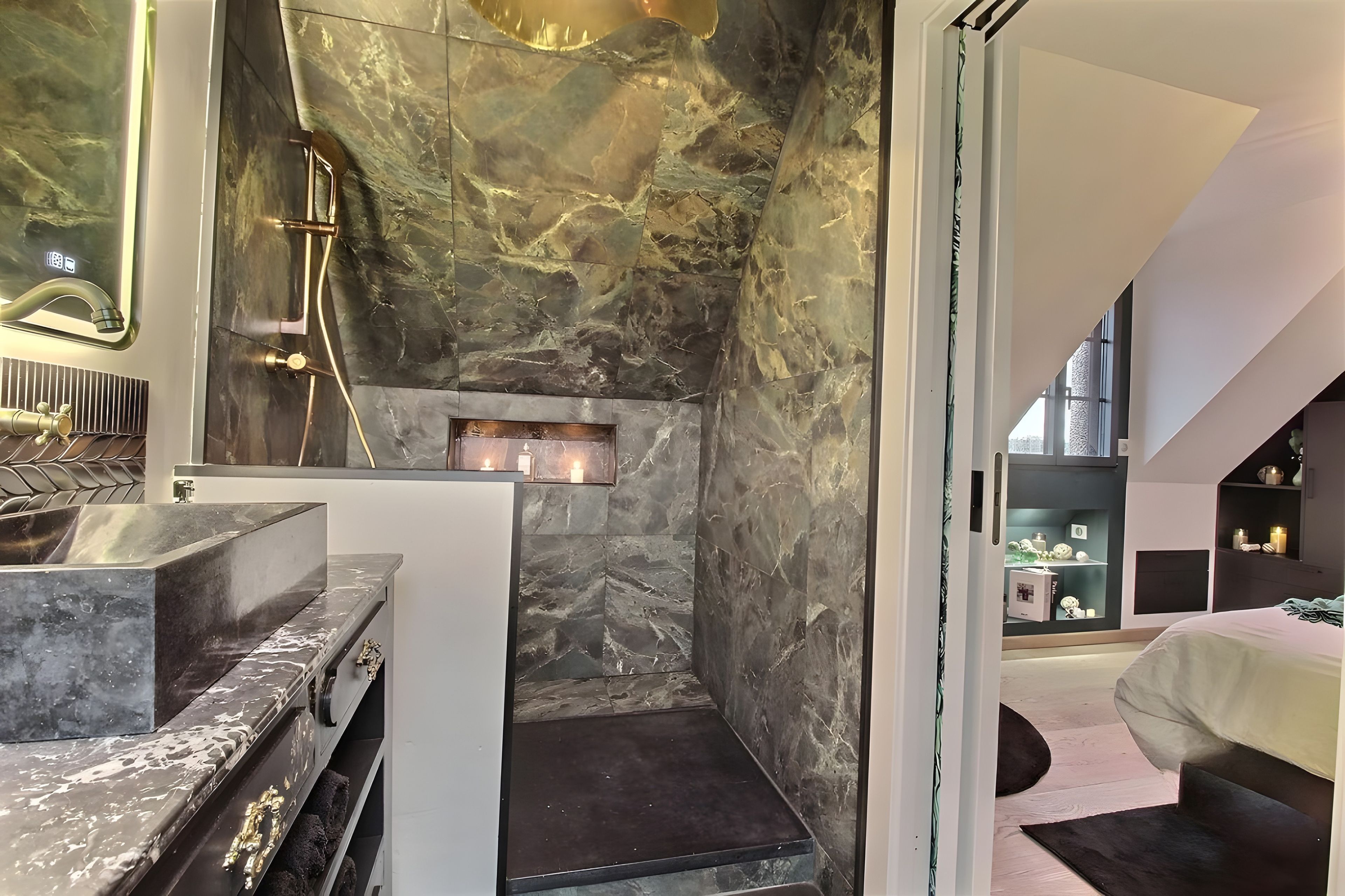 Ein modernes Badezimmer mit Marmorwand, einer Dusche und einem Waschbecken.
