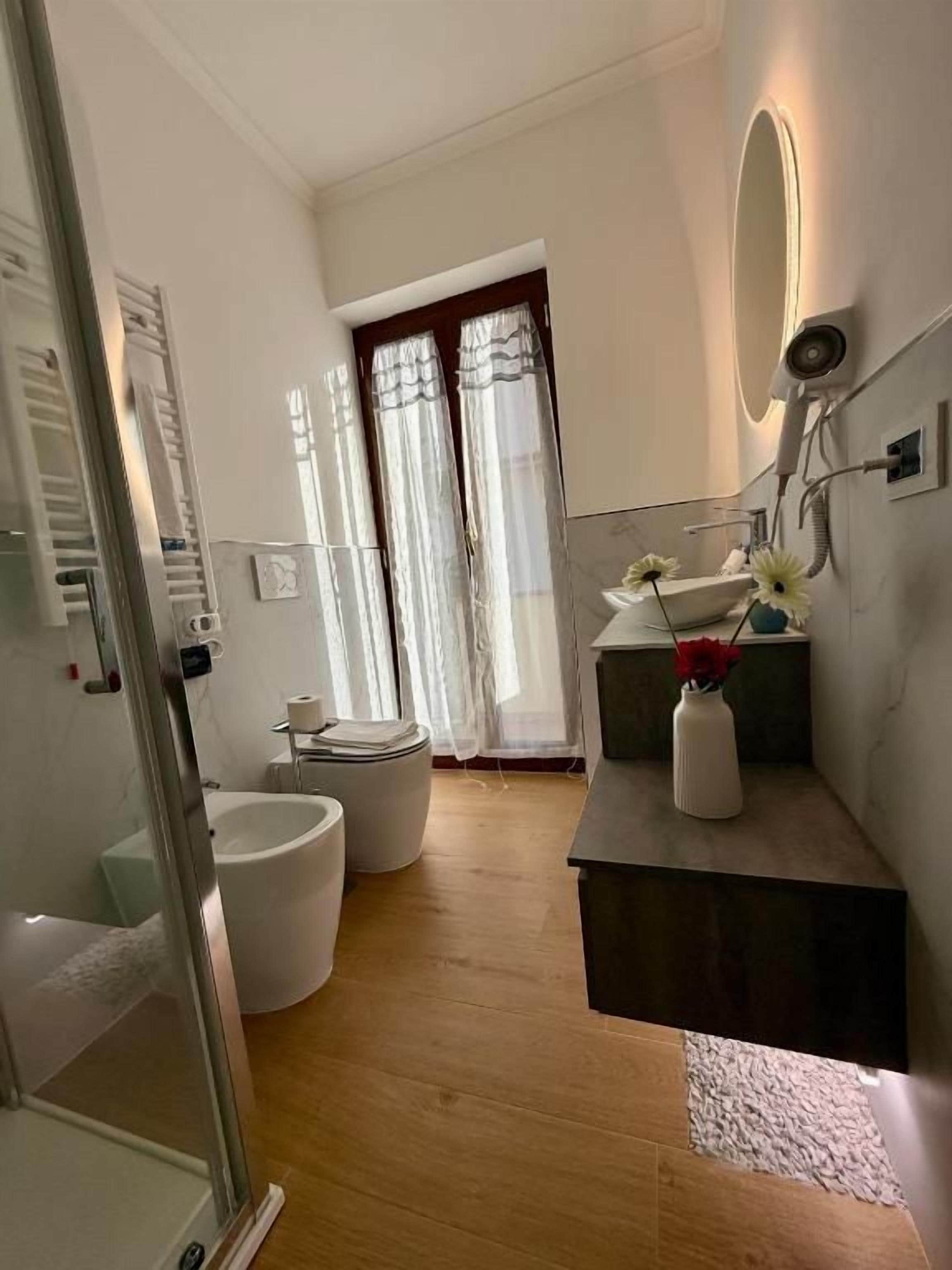 Un baño moderno con ducha, inodoro y zona de lavamanos.