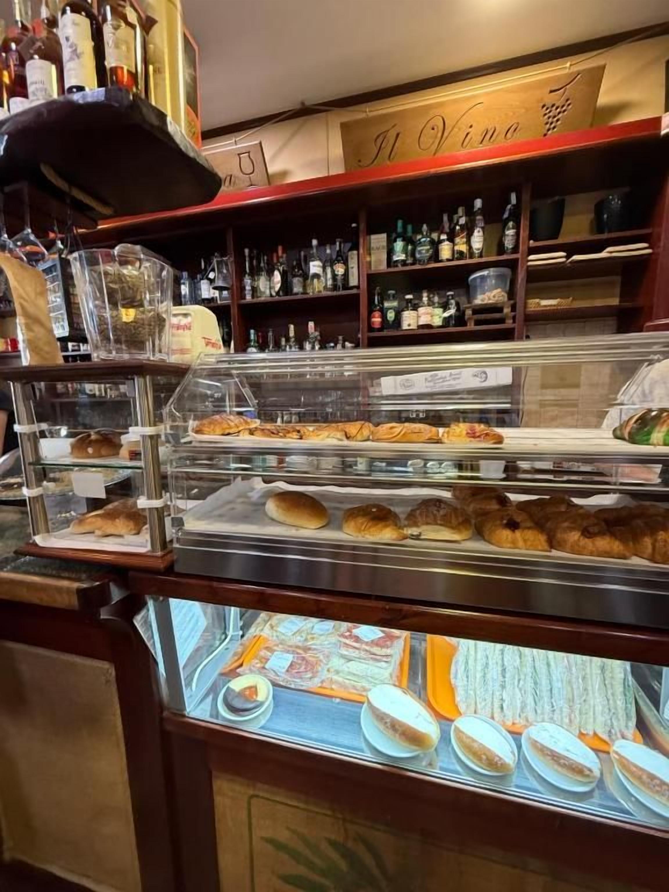 Una vetrina di panetteria con dolci e pane.