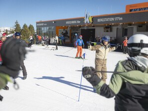 A ski slope with skiers and a ski lift in the background. - One-bedroom Cabin (Sankt Georgen am Kreischberg)