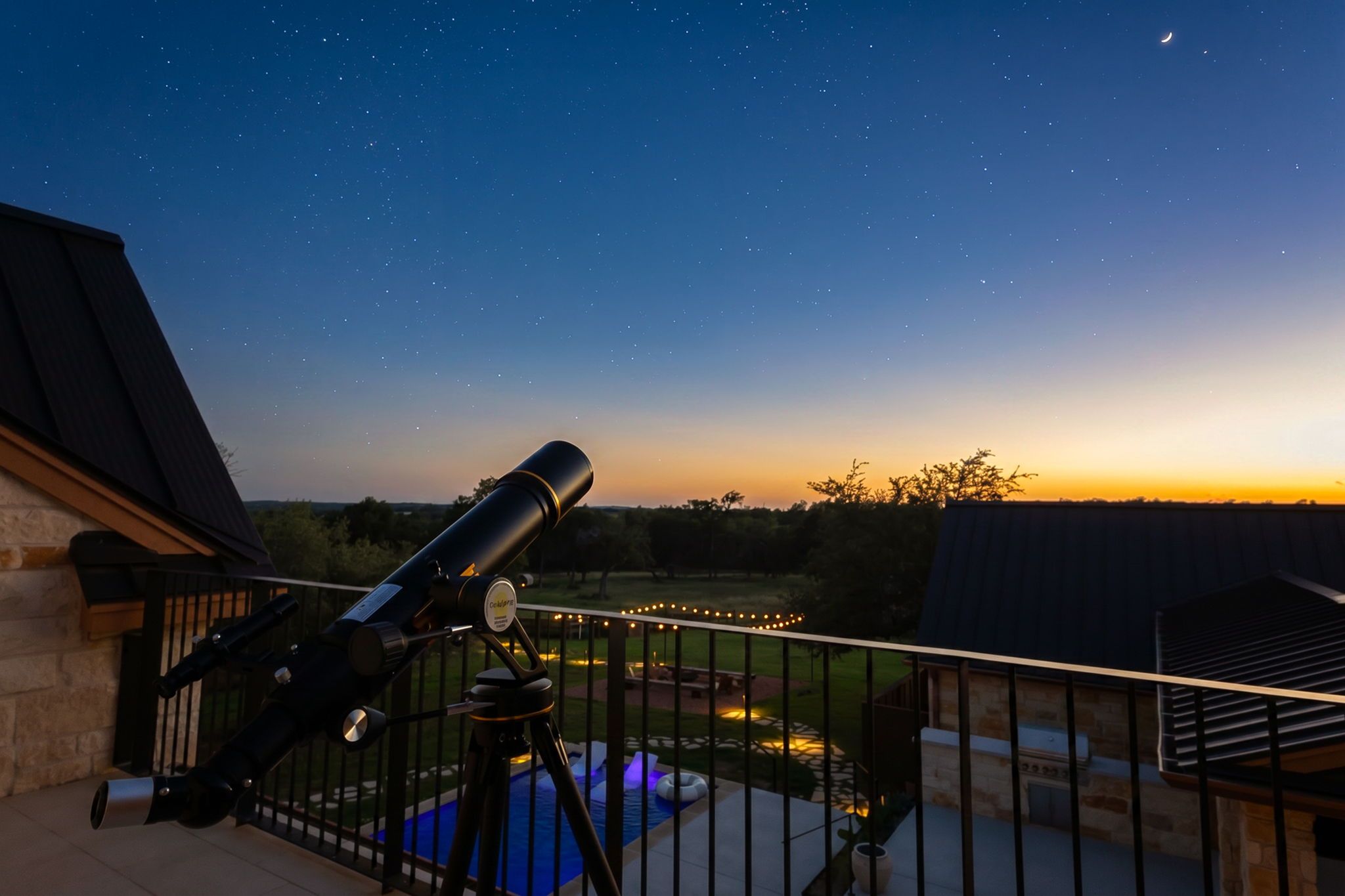 Un telescopio en un balcón con vistas al cielo nocturno.