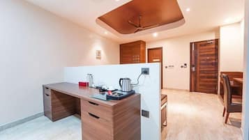 Un espacio de oficina moderno con un escritorio, una silla y un ventilador de techo.