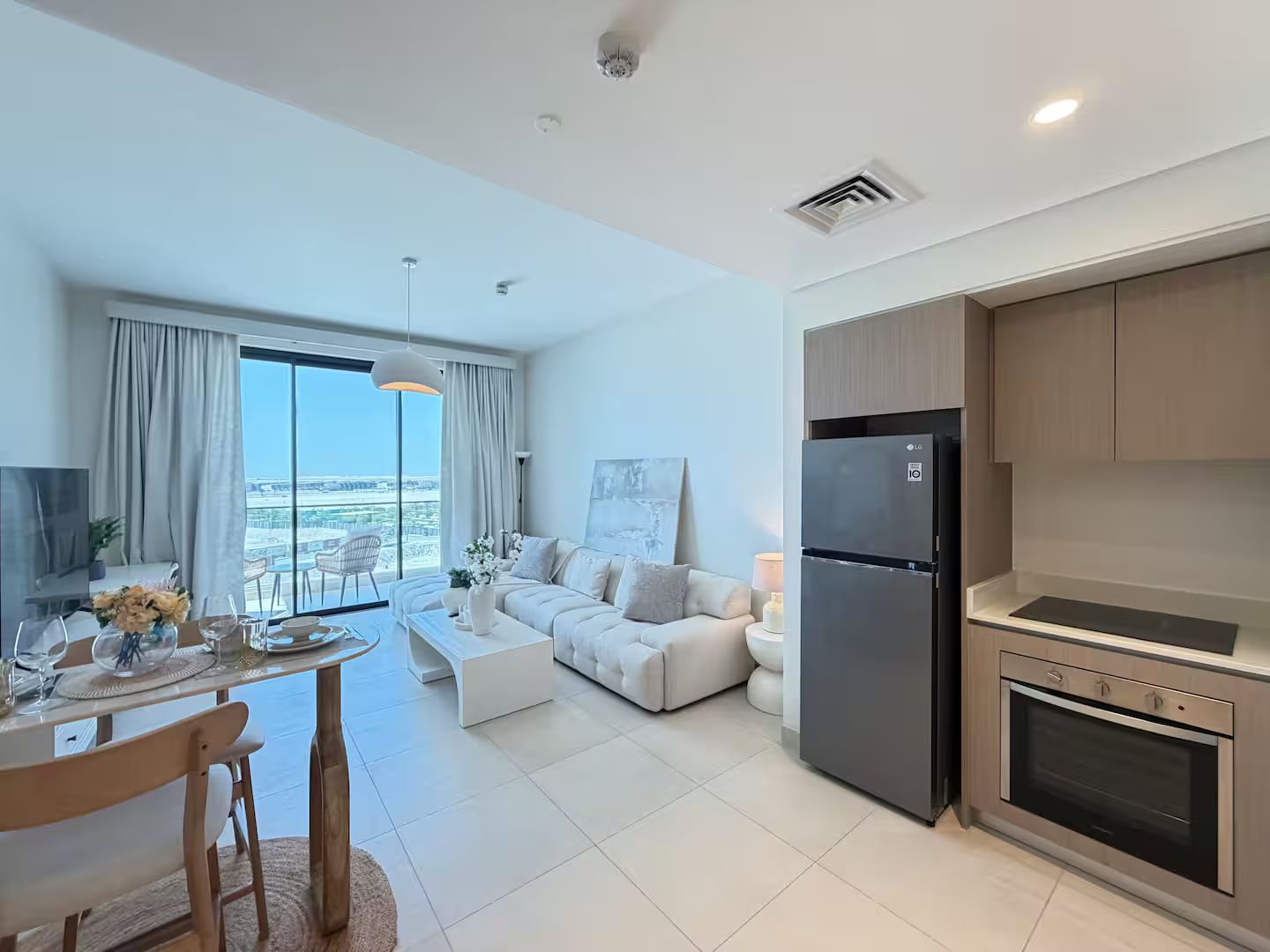 Un appartement moderne comprenant un coin repas, un salon et une cuisine.