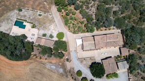 An aerial view of a property with a swimming pool, a large building with a tiled roof, and surrounding vegetation. - Rapalin, Villa 5StarsHome Mallorca (Arta)