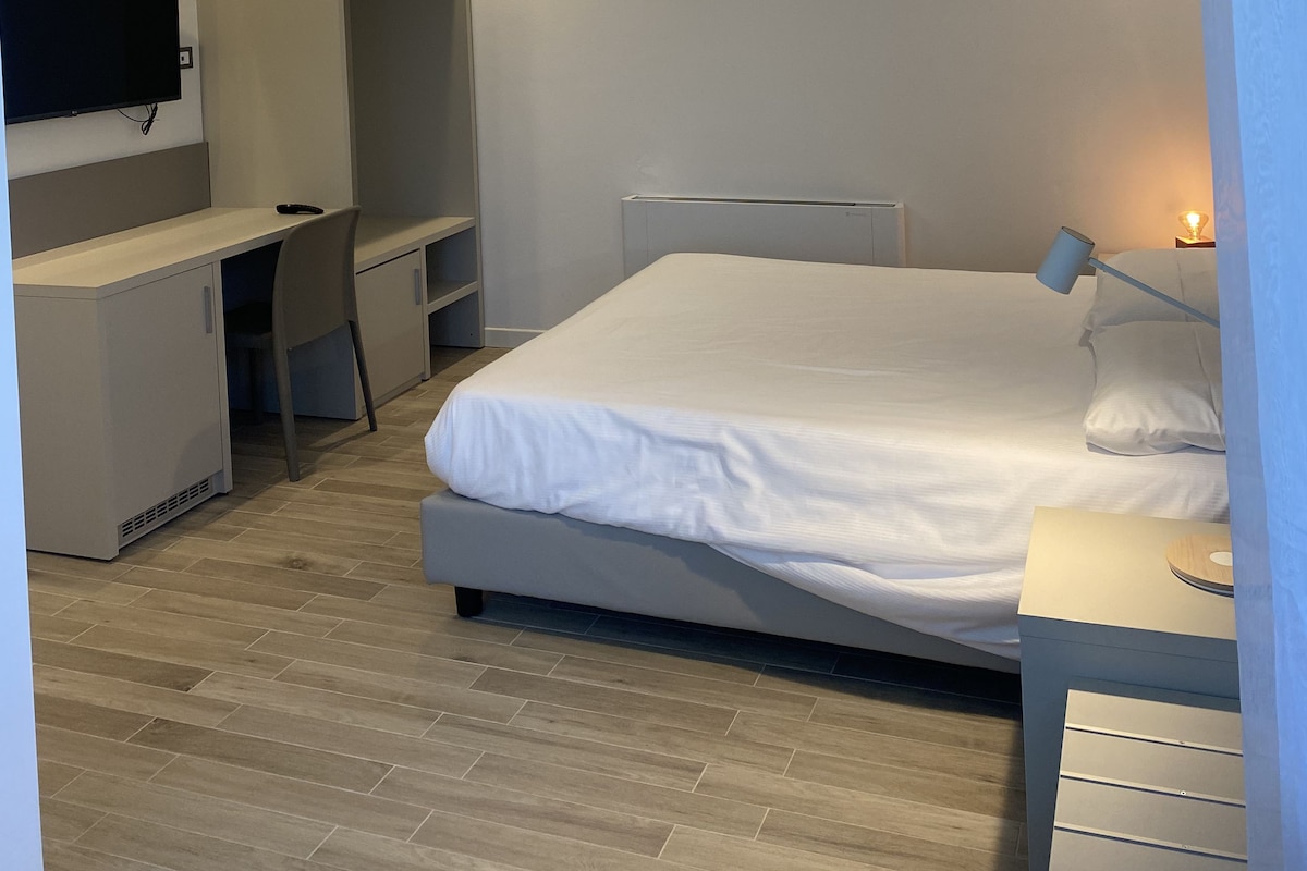 Kamer | Een bureau, gratis wifi
