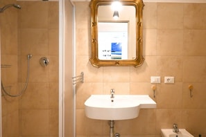 A bathroom with a shower, sink, and mirror. - Molevan 1 – Ancona, bright and fully equipped studio apartment close to all amenities (Ancona)