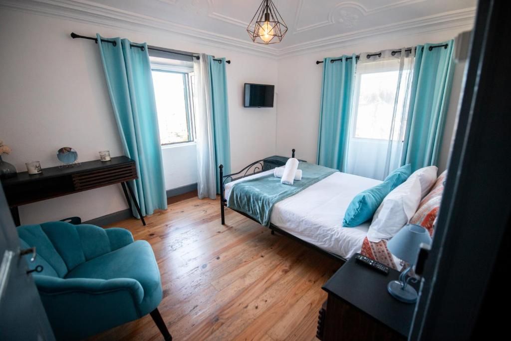 Ein Schlafzimmer mit einem Bett, einem Schreibtisch, einem Stuhl und einem Fernseher.