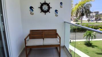Parvekkeella on puinen penkki, seinälle kiinnitetty kello ja koristeellisia merirosvo-aiheisia koriste-esineitä.