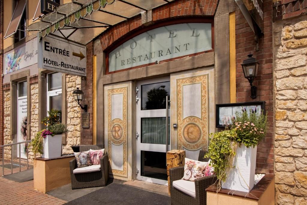 Entrada de un hotel con un letrero que dice 'Hôtel-Restaurant' y un letrero para 'Entrée' que indica un hotel y restaurante.