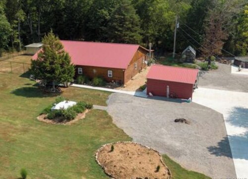 The Killabrew Cabin Hot Tub & Country Escape