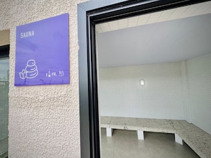 A sauna room with a sign indicating its presence. - 2-bedroom apartment near 44th Street | Swimming pool | Garage | Air conditioning (Goiânia)