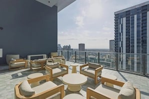 A rooftop lounge with outdoor seating and a city view. - New Luxury Studio Downtown Miami Prime Location (Miami)