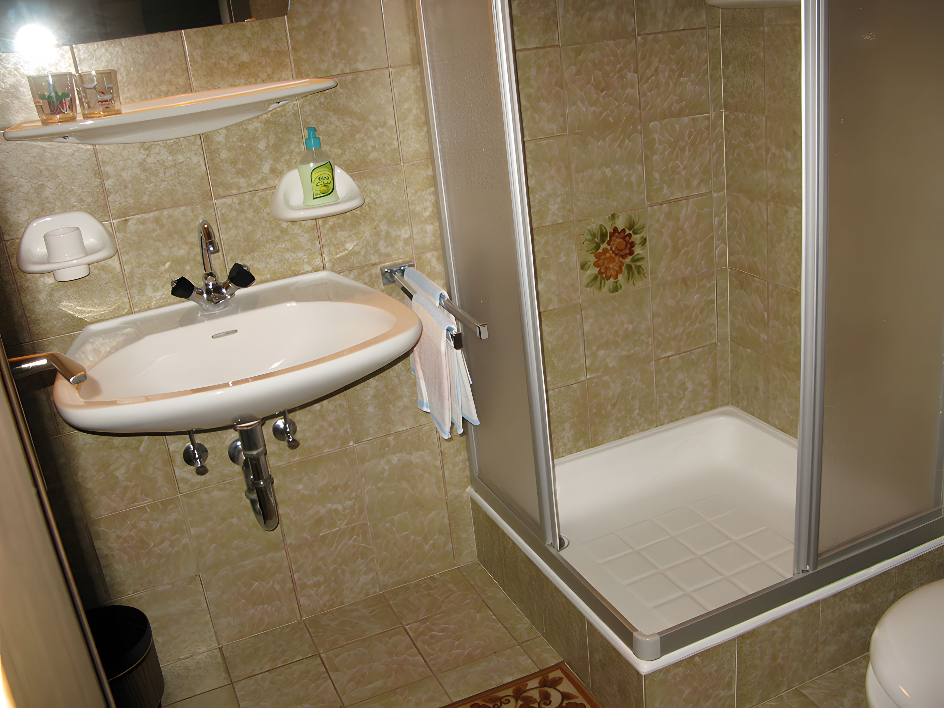 Ein Badezimmer mit Waschbecken, Dusche und Toilette.