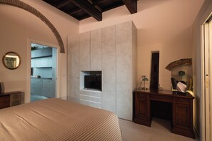 A bedroom with a bed, a wardrobe, a desk, and a television. - J&B Imola Home – Apartment in Imola's historic center (Imola)