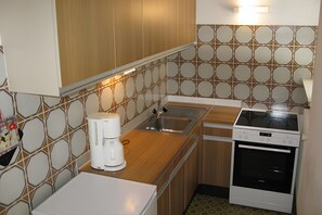 A compact kitchen with a coffee maker, sink, and stove. - Apartment '2' with Mountain View, Private Terrace and Wi-Fi (Selva dei Molini)