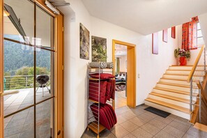 Interior - Apartment 'Rackhof' with Mountain View, Private Terrace and Wi-Fi (Oberlienz)