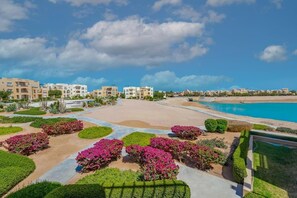 Ein Resort mit Pool, angelegten Gärten und Gebäuden im Hintergrund.