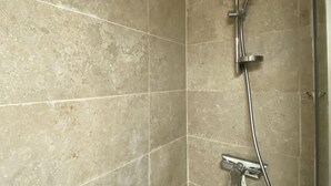 A shower with a handheld showerhead and a wall-mounted faucet. - Studio for 2 or 3 people on the 1st floor with a view of the sea. Clim. 200 m from Capelan Beach (Bandol)