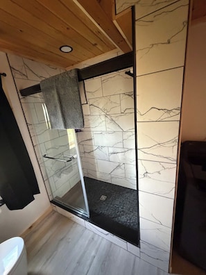 Unclassified image, 3 of 21, button - Unwind at The Highland Sunset—a comfortable three bedroom retreat. (Princeton)