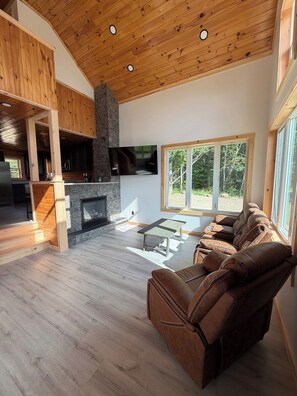 Unclassified image, 5 of 21, button - Unwind at The Highland Sunset—a comfortable three bedroom retreat. (Princeton)