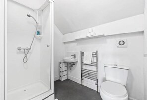 Bathroom - Spacious studio near Leeds City Centre - Room 7 (Leeds)