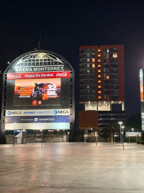 Un stade avec une grande publicité numérique pour Coca-Cola et un panneau indiquant l’Arena Monterrey.