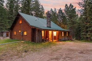 Unclassified image, 4 of 65, button - Tranquil 3-bedroom cabin in charming Darby perfect for relaxing stays (Darby)