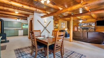 Un interior de madera con comedor, cocina y sala de estar.