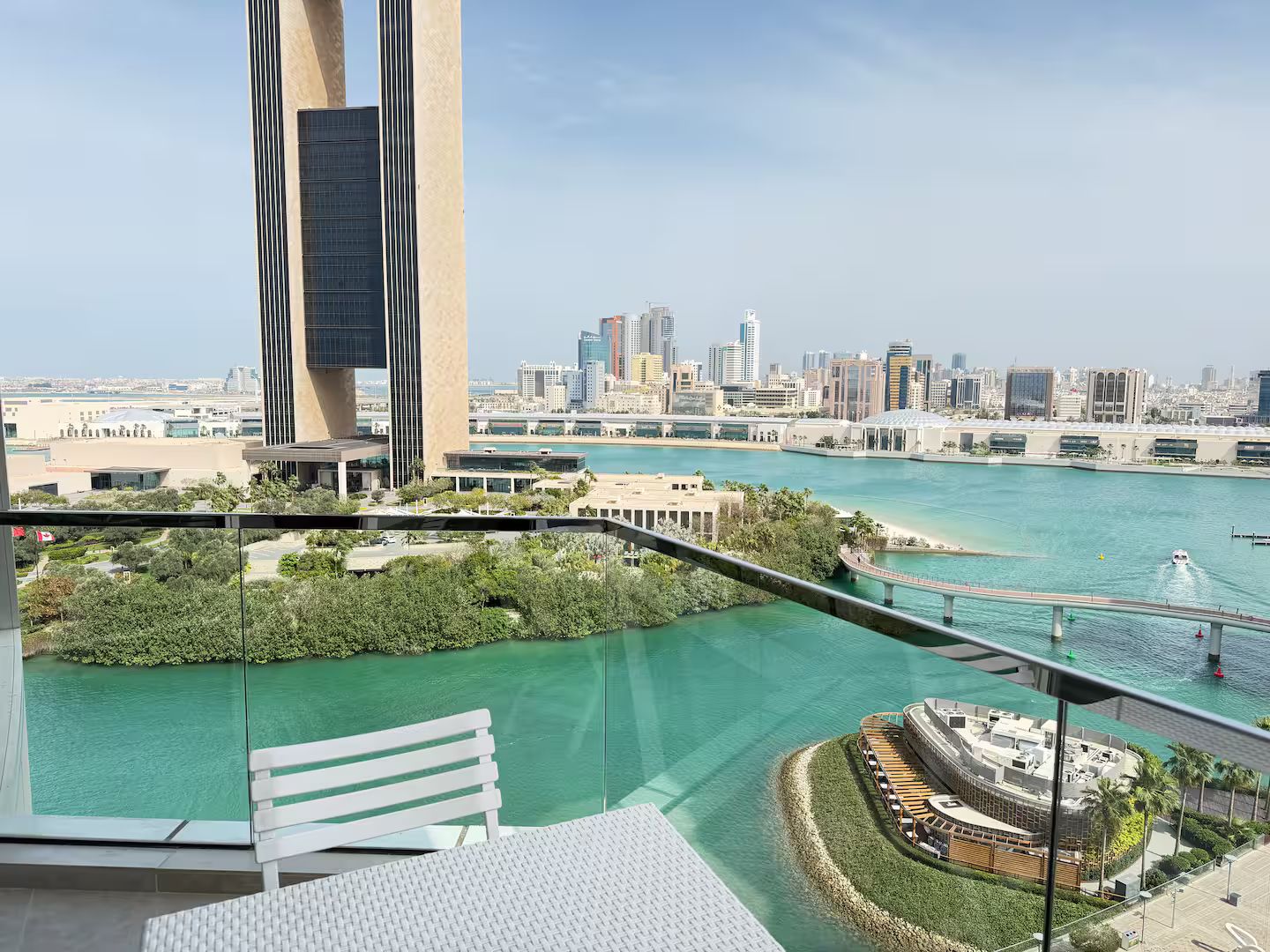 Un immeuble de grande hauteur offrant une vue sur une rivière et le panorama urbain.