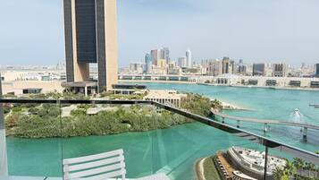 Un immeuble de grande hauteur offrant une vue sur une rivière et le panorama urbain.