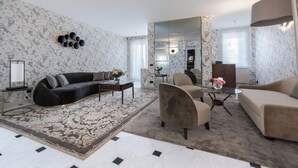 Unclassified image, 3 of 19, button - LUXURY SIGNORIA APARTMENT WITH ELEGANT INTERIORS & ELEVATOR (Firenze)
